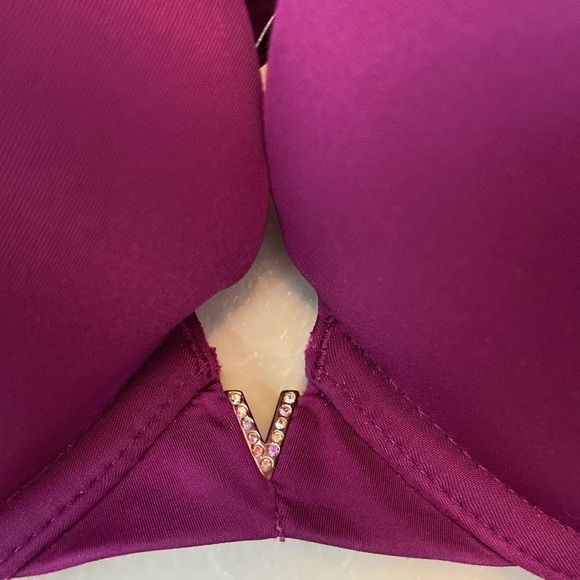 Victoria Secret Push Up Bra with front jeweled V. Size 34C
C - Picture 4 of 9